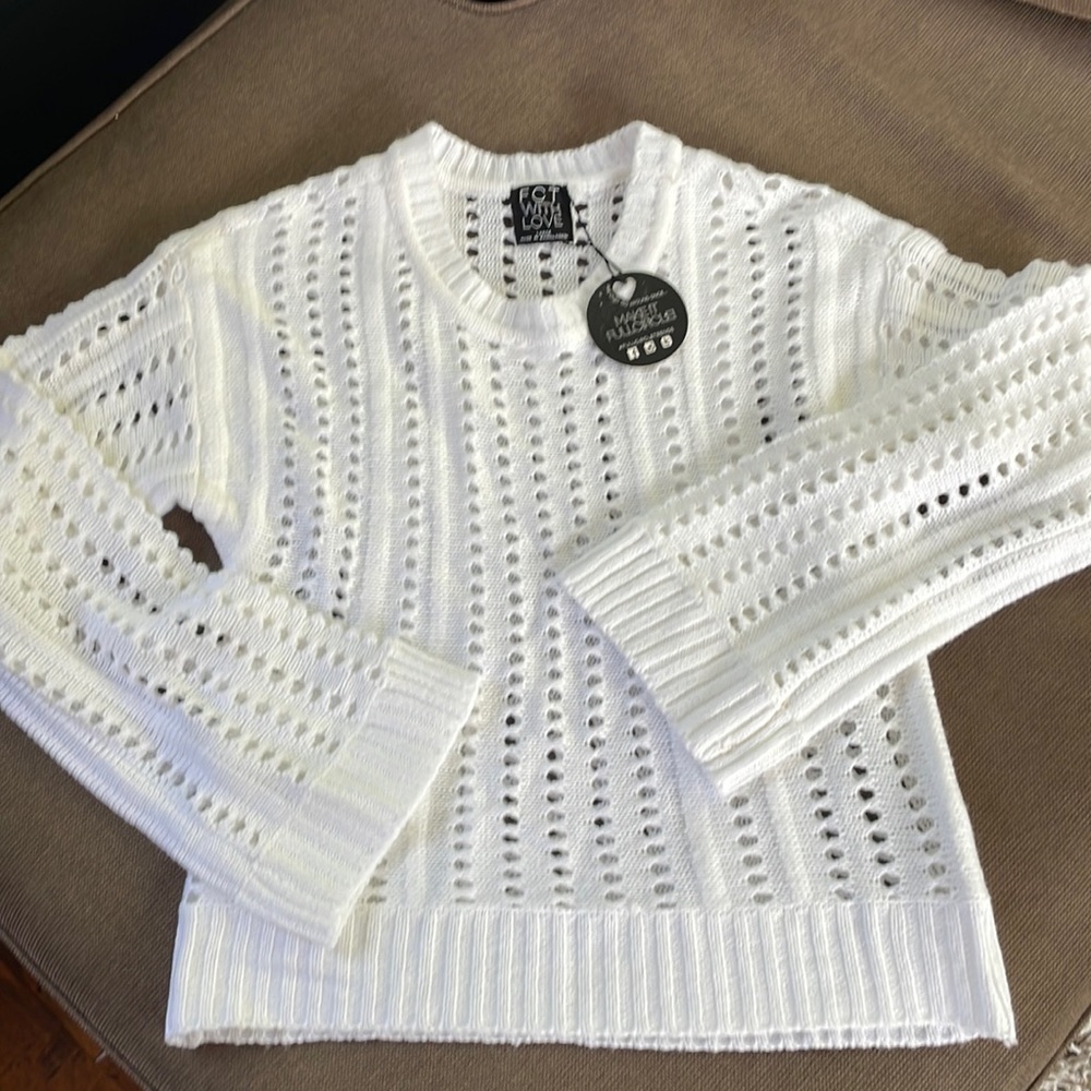 NWT FCT WITH LOVE
Juniors Crocheted Long Sleeve Crop Top.
